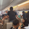 飞行途中充电宝起火 机舱烟雾弥漫 乘客递矿泉水灭火