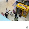 黄牛抢购LABUBU锁喉殴打劝阻者 商场机器线路被打坏 警方介入