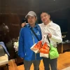 刘强东视察工作住酒店 点外卖给小哥1000元小费并合影
