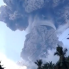印尼勒沃托比火山喷发：烟柱高达18000米 形成完美蘑菇云