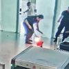 不让带上飞机 男子机场怒摔充电宝瞬间起火 被拘5日